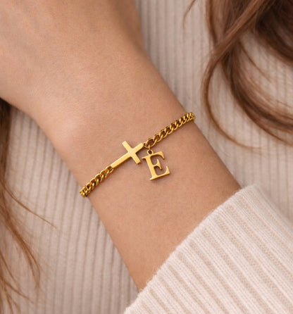 Kruis met Initiaal Armband